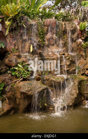 Tropischen Garten Wasserfall, Kaskadierung Wasser Stockfoto