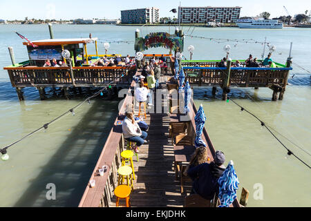 Waterfront Bar und Deck Patio, John's Pass Village, Madeira Beach, Florida Stockfoto