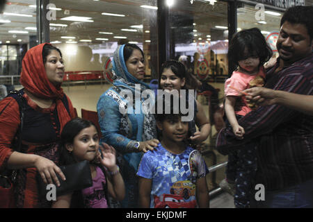 Dhaka, Bangladesch. 10. April 2015. Bangladeshi Frau Elora Zahan (links) zusammen mit ihren beiden untergeordneten wurden Bangladesch aus dem Jemen zurückgegeben, nachdem die Regierung begann den Prozess der Wiederbelebung bangladeschische Staatsangehörige aus den Schwierigkeiten zerrütteten Zustand evakuiert. Elf Bangladescher, darunter acht Frauen und Kinder wurden vom Krieg zerrütteten Jemen erreicht Dhaka, Bangladesch, 11. April 2015 gerettet. Eine Emirates Airlines Flug von Dschibuti landete bei Hazrat Shahjalal International Airport in die Stadt ca. 17:30 mit der Bangladescher. © Suvra Kanti Das/ZUMA Wire/ZUMAPRESS.com/Alamy Live-Nachrichten Stockfoto