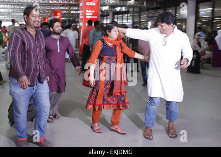 Dhaka, Bangladesch. 10. April 2015. Bangladeshi Frau Elora Zahan (Mitte) zusammen mit ihren beiden untergeordneten wurden Bangladesch aus dem Jemen zurückgegeben, nachdem die Regierung begann den Prozess der Wiederbelebung bangladeschische Staatsangehörige aus den Schwierigkeiten zerrütteten Zustand evakuiert. Elf Bangladescher, darunter acht Frauen und Kinder wurden vom Krieg zerrütteten Jemen erreicht Dhaka, Bangladesch, 11. April 2015 gerettet. Eine Emirates Airlines Flug von Dschibuti landete bei Hazrat Shahjalal International Airport in die Stadt ca. 17:30 mit der Bangladescher. © Suvra Kanti Das/ZUMA Wire/ZUMAPRESS.com/Alamy Live-Nachrichten Stockfoto