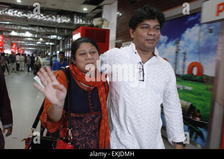 Dhaka, Bangladesch. 10. April 2015. Bangladeshi Frau Elora Zahan (links) zusammen mit ihren beiden untergeordneten wurden Bangladesch aus dem Jemen zurückgegeben, nachdem die Regierung begann den Prozess der Wiederbelebung bangladeschische Staatsangehörige aus den Schwierigkeiten zerrütteten Zustand evakuiert. Elf Bangladescher, darunter acht Frauen und Kinder wurden vom Krieg zerrütteten Jemen erreicht Dhaka, Bangladesch, 11. April 2015 gerettet. Eine Emirates Airlines Flug von Dschibuti landete bei Hazrat Shahjalal International Airport in die Stadt ca. 17:30 mit der Bangladescher. © Suvra Kanti Das/ZUMA Wire/ZUMAPRESS.com/Alamy Live-Nachrichten Stockfoto