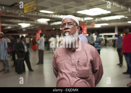 Dhaka, Bangladesch. 10. April 2015. Bangladeshi Mann Nazrul Islam wartet auf seine Verwandten auf einem Flughafen in Dhaka, Bangladesh, 11. April 2015. Elf Bangladescher, darunter acht Frauen und Kinder wurden vom Krieg zerrütteten Jemen erreicht Dhaka heute gerettet. © Suvra Kanti Das/ZUMA Wire/ZUMAPRESS.com/Alamy Live-Nachrichten Stockfoto