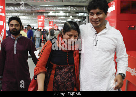 Dhaka, Bangladesch. 10. April 2015. Bangladeshi Frau Elora Zahan (Mitte) zusammen mit ihren beiden untergeordneten wurden Bangladesch aus dem Jemen zurückgegeben, nachdem die Regierung begann den Prozess der Wiederbelebung bangladeschische Staatsangehörige aus den Schwierigkeiten zerrütteten Zustand evakuiert. Elf Bangladescher, darunter acht Frauen und Kinder wurden vom Krieg zerrütteten Jemen erreicht Dhaka, Bangladesch, 11. April 2015 gerettet. Eine Emirates Airlines Flug von Dschibuti landete bei Hazrat Shahjalal International Airport in die Stadt ca. 17:30 mit der Bangladescher. © Suvra Kanti Das/ZUMA Wire/ZUMAPRESS.com/Alamy Live-Nachrichten Stockfoto