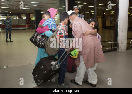 Dhaka, Bangladesch. 10. April 2015. Bangladeshi Frau Khadiza Begum (links) zusammen mit ihrer drei Kinder wurden Bangladesch aus dem Jemen zurückgegeben, nachdem die Regierung begann den Prozess der Wiederbelebung bangladeschische Staatsangehörige aus den Schwierigkeiten zerrütteten Zustand evakuiert. Elf Bangladescher, darunter acht Frauen und Kinder wurden vom Krieg zerrütteten Jemen erreicht Dhaka, Bangladesch, 11. April 2015 gerettet. Eine Emirates Airlines Flug von Dschibuti landete bei Hazrat Shahjalal International Airport in die Stadt ca. 17:30 mit der Bangladescher. © Suvra Kanti Das/ZUMA Wire/ZUMAPRESS.com/Alamy Live-Nachrichten Stockfoto