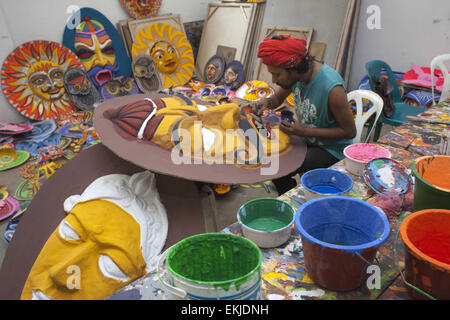 Dhaka, Bangladesch. 10. April 2015. Studenten der Fakultät der bildenden Künste (FFA) von Universität von Dhaka Malereien auf Moschus an die FFA Institut in der Hauptstadt zu feiert Neujahr Pahela Baishakh Bangla 1422.Pohela Boishakh auch bekannt als Naboborsha, es ist der 1. Tag für den ersten Monat des Geschäftsjahres Bengali. Nation begann zur Vorbereitung auf Bengali neues Jahr 1422 begrüßen und Bengali Gemeinschaft feiert sein Boishakh auf der ganzen Welt. © Zakir Hossain Chowdhury/ZUMA Draht/Alamy Live-Nachrichten Stockfoto