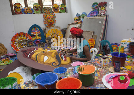 Dhaka, Bangladesch. 10. April 2015. Studenten der Fakultät der bildenden Künste (FFA) von Universität von Dhaka Malereien auf Moschus an die FFA Institut in der Hauptstadt zu feiert Neujahr Pahela Baishakh Bangla 1422.Pohela Boishakh auch bekannt als Naboborsha, es ist der 1. Tag für den ersten Monat des Geschäftsjahres Bengali. Nation begann zur Vorbereitung auf Bengali neues Jahr 1422 begrüßen und Bengali Gemeinschaft feiert sein Boishakh auf der ganzen Welt. © Zakir Hossain Chowdhury/ZUMA Draht/Alamy Live-Nachrichten Stockfoto