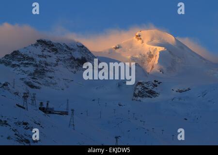 Allalinhorn Blick auf die Berge von Saas Fee in der Morgendämmerung, Schweiz Stockfoto