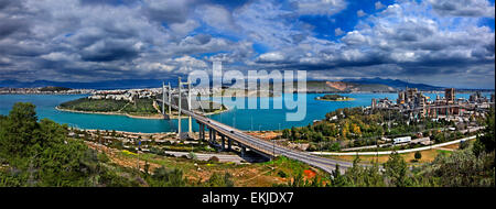 Die hohe Brücke des Evripos und Chalkis ("Chalkida") Stadt, Evia ("Euböa") Insel, Griechenland. Stockfoto