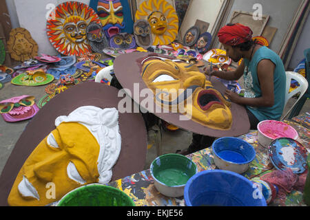 Dhaka, Bangladesch. 10. April 2015. Studenten der Fakultät der bildenden Künste (FFA) von Universität von Dhaka Malereien auf Moschus an die FFA Institut in der Hauptstadt zu feiert Neujahr Pahela Baishakh Bangla 1422.Pohela Boishakh auch bekannt als Naboborsha, es ist der 1. Tag für den ersten Monat des Geschäftsjahres Bengali. Nation begann zur Vorbereitung auf Bengali neues Jahr 1422 begrüßen und Bengali Gemeinschaft feiert sein Boishakh auf der ganzen Welt. © Zakir Hossain Chowdhury/ZUMA Draht/Alamy Live-Nachrichten Stockfoto