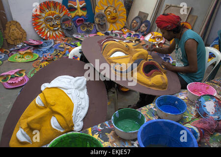 Dhaka, Bangladesch. 10. April 2015. Studenten der Fakultät der bildenden Künste (FFA) von Universität von Dhaka Malereien auf Moschus an die FFA Institut in der Hauptstadt zu feiert Neujahr Pahela Baishakh Bangla 1422.Pohela Boishakh auch bekannt als Naboborsha, es ist der 1. Tag für den ersten Monat des Geschäftsjahres Bengali. Nation begann zur Vorbereitung auf Bengali neues Jahr 1422 begrüßen und Bengali Gemeinschaft feiert sein Boishakh auf der ganzen Welt. © Zakir Hossain Chowdhury/ZUMA Draht/Alamy Live-Nachrichten Stockfoto