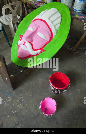 Dhaka, Bangladesch. 10. April 2015. Studenten der Fakultät der bildenden Künste (FFA) von Universität von Dhaka Malereien auf Moschus an die FFA Institut in der Hauptstadt zu feiert Neujahr Pahela Baishakh Bangla 1422.Pohela Boishakh auch bekannt als Naboborsha, es ist der 1. Tag für den ersten Monat des Geschäftsjahres Bengali. Nation begann zur Vorbereitung auf Bengali neues Jahr 1422 begrüßen und Bengali Gemeinschaft feiert sein Boishakh auf der ganzen Welt. Bildnachweis: Zakir Hossain Chowdhury/ZUMA Draht/Alamy Live-Nachrichten Stockfoto