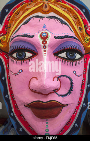 Dhaka, Bangladesch. 10. April 2015. Studenten der Fakultät der bildenden Künste (FFA) von Universität von Dhaka Malereien auf Moschus an die FFA Institut in der Hauptstadt zu feiert Neujahr Pahela Baishakh Bangla 1422.Pohela Boishakh auch bekannt als Naboborsha, es ist der 1. Tag für den ersten Monat des Geschäftsjahres Bengali. Nation begann zur Vorbereitung auf Bengali neues Jahr 1422 begrüßen und Bengali Gemeinschaft feiert sein Boishakh auf der ganzen Welt. Bildnachweis: Zakir Hossain Chowdhury/ZUMA Draht/Alamy Live-Nachrichten Stockfoto