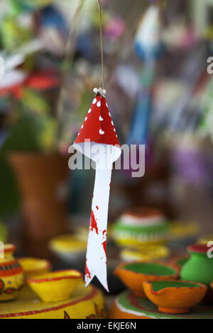Dhaka, Bangladesch. 10. April 2015. Studenten der Fakultät der bildenden Künste (FFA) von Universität von Dhaka Malereien auf Moschus an die FFA Institut in der Hauptstadt zu feiert Neujahr Pahela Baishakh Bangla 1422.Pohela Boishakh auch bekannt als Naboborsha, es ist der 1. Tag für den ersten Monat des Geschäftsjahres Bengali. Nation begann zur Vorbereitung auf Bengali neues Jahr 1422 begrüßen und Bengali Gemeinschaft feiert sein Boishakh auf der ganzen Welt. Bildnachweis: Zakir Hossain Chowdhury/ZUMA Draht/Alamy Live-Nachrichten Stockfoto