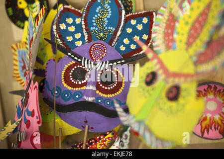 Dhaka, Bangladesch. 10. April 2015. Studenten der Fakultät der bildenden Künste (FFA) von Universität von Dhaka Malereien auf Moschus an die FFA Institut in der Hauptstadt zu feiert Neujahr Pahela Baishakh Bangla 1422.Pohela Boishakh auch bekannt als Naboborsha, es ist der 1. Tag für den ersten Monat des Geschäftsjahres Bengali. Nation begann zur Vorbereitung auf Bengali neues Jahr 1422 begrüßen und Bengali Gemeinschaft feiert sein Boishakh auf der ganzen Welt. Bildnachweis: Zakir Hossain Chowdhury/ZUMA Draht/Alamy Live-Nachrichten Stockfoto