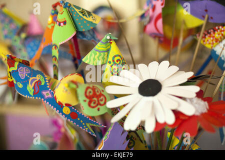 Dhaka, Bangladesch. 10. April 2015. Studenten der Fakultät der bildenden Künste (FFA) von Universität von Dhaka Malereien auf Moschus an die FFA Institut in der Hauptstadt zu feiert Neujahr Pahela Baishakh Bangla 1422.Pohela Boishakh auch bekannt als Naboborsha, es ist der 1. Tag für den ersten Monat des Geschäftsjahres Bengali. Nation begann zur Vorbereitung auf Bengali neues Jahr 1422 begrüßen und Bengali Gemeinschaft feiert sein Boishakh auf der ganzen Welt. Bildnachweis: Zakir Hossain Chowdhury/ZUMA Draht/Alamy Live-Nachrichten Stockfoto