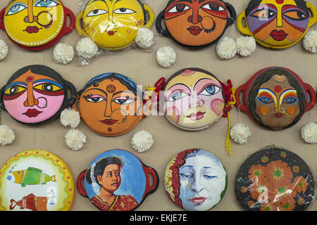 Dhaka, Bangladesch. 10. April 2015. Studenten der Fakultät der bildenden Künste (FFA) von Universität von Dhaka Malereien auf Moschus an die FFA Institut in der Hauptstadt zu feiert Neujahr Pahela Baishakh Bangla 1422.Pohela Boishakh auch bekannt als Naboborsha, es ist der 1. Tag für den ersten Monat des Geschäftsjahres Bengali. Nation begann zur Vorbereitung auf Bengali neues Jahr 1422 begrüßen und Bengali Gemeinschaft feiert sein Boishakh auf der ganzen Welt. Bildnachweis: Zakir Hossain Chowdhury/ZUMA Draht/Alamy Live-Nachrichten Stockfoto