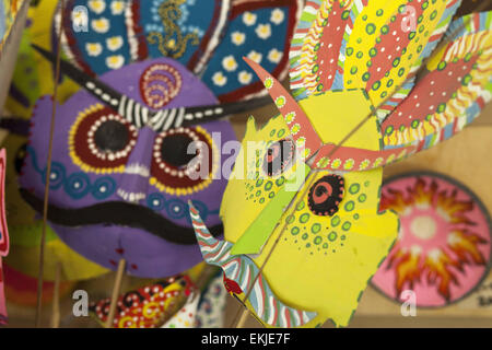 Dhaka, Bangladesch. 10. April 2015. Studenten der Fakultät der bildenden Künste (FFA) von Universität von Dhaka Malereien auf Moschus an die FFA Institut in der Hauptstadt zu feiert Neujahr Pahela Baishakh Bangla 1422.Pohela Boishakh auch bekannt als Naboborsha, es ist der 1. Tag für den ersten Monat des Geschäftsjahres Bengali. Nation begann zur Vorbereitung auf Bengali neues Jahr 1422 begrüßen und Bengali Gemeinschaft feiert sein Boishakh auf der ganzen Welt. Bildnachweis: Zakir Hossain Chowdhury/ZUMA Draht/Alamy Live-Nachrichten Stockfoto