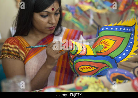 Dhaka, Bangladesch. 10. April 2015. Studenten der Fakultät der bildenden Künste (FFA) von Universität von Dhaka Malereien auf Moschus an die FFA Institut in der Hauptstadt zu feiert Neujahr Pahela Baishakh Bangla 1422.Pohela Boishakh auch bekannt als Naboborsha, es ist der 1. Tag für den ersten Monat des Geschäftsjahres Bengali. Nation begann zur Vorbereitung auf Bengali neues Jahr 1422 begrüßen und Bengali Gemeinschaft feiert sein Boishakh auf der ganzen Welt. Bildnachweis: Zakir Hossain Chowdhury/ZUMA Draht/Alamy Live-Nachrichten Stockfoto