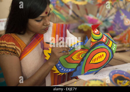 Dhaka, Bangladesch. 10. April 2015. Studenten der Fakultät der bildenden Künste (FFA) von Universität von Dhaka Malereien auf Moschus an die FFA Institut in der Hauptstadt zu feiert Neujahr Pahela Baishakh Bangla 1422.Pohela Boishakh auch bekannt als Naboborsha, es ist der 1. Tag für den ersten Monat des Geschäftsjahres Bengali. Nation begann zur Vorbereitung auf Bengali neues Jahr 1422 begrüßen und Bengali Gemeinschaft feiert sein Boishakh auf der ganzen Welt. Bildnachweis: Zakir Hossain Chowdhury/ZUMA Draht/Alamy Live-Nachrichten Stockfoto
