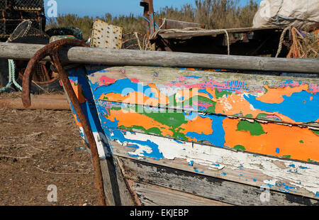 Verwitterte Farbe auf alten hölzernen Boot, brancaster staithe, North Norfolk, England Stockfoto