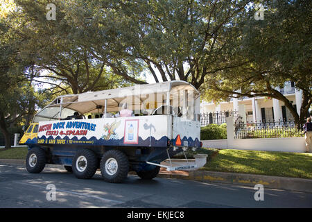 Austin Duck Abenteuer Tour hält an der 1856 des Gouverneurs in Austin, Texas, USA Stockfoto