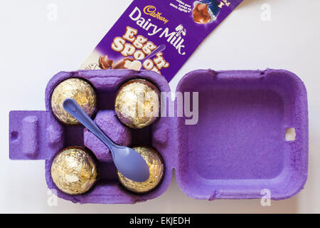 Karton von Cadbury Dairy Milk Ei'n'Löffel - choc - voll von Flauschigen lecker milchig Mousse öffnen, um Inhalte für Ostern bereit Stockfoto