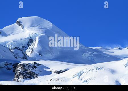 Allalinhorn Blick auf die Berge von Saas Fee in der Morgendämmerung, Schweiz Stockfoto