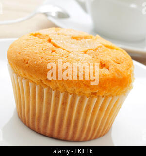 Nahaufnahme von Magdalena, die typisch spanische schlicht Muffin, in einem weißen Teller auf einem gedeckten Tisch bei einer Tasse Kaffee oder Tee in der bac Stockfoto