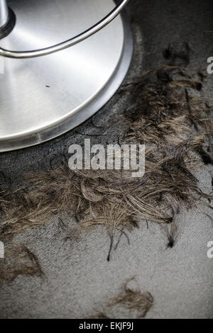 Haar Salon Stuhl Closeup mit Haaren auf den Boden Stockfoto