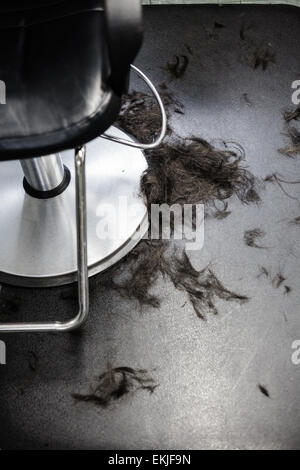 Haar Salon Stuhl Closeup mit Haaren auf den Boden Stockfoto