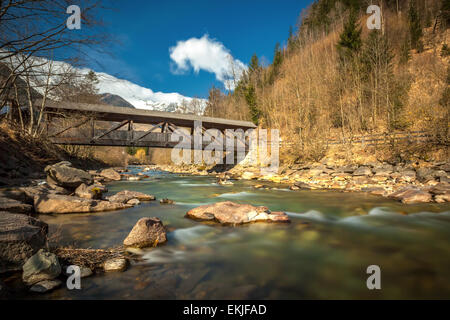 Luttach - Die Holzbrücke von cadipietra Ahrntal in Südtirol auf der Ahr mit den Dolomiten (Italienisch: Dolomiti) im Hintergrund Stockfoto