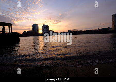 Themse, London, UK. 10. April 2015. Sonnenuntergang auf der Themse bei Vauxhall, Battersea am stärksten verschmutzten Tag des Jahres. Bildnachweis: Rachel Megawhat/Alamy Live-Nachrichten Stockfoto