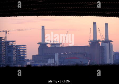 Themse, London, UK. 10. April 2015. Sonnenuntergang auf der Themse bei Vauxhall, Battersea am stärksten verschmutzten Tag des Jahres. Bildnachweis: Rachel Megawhat/Alamy Live-Nachrichten Stockfoto