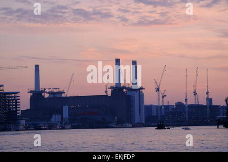 Themse, London, UK. 10. April 2015. Sonnenuntergang auf der Themse bei Vauxhall, Battersea am stärksten verschmutzten Tag des Jahres. Bildnachweis: Rachel Megawhat/Alamy Live-Nachrichten Stockfoto