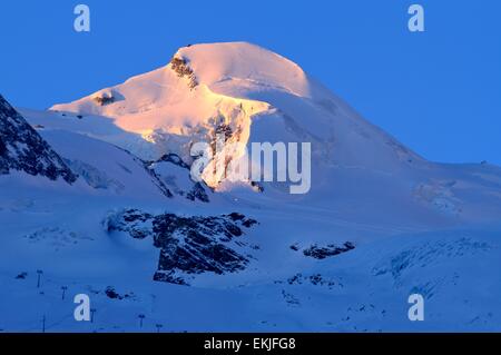 Allalinhorn Blick auf die Berge von Saas Fee in der Morgendämmerung, Schweiz Stockfoto