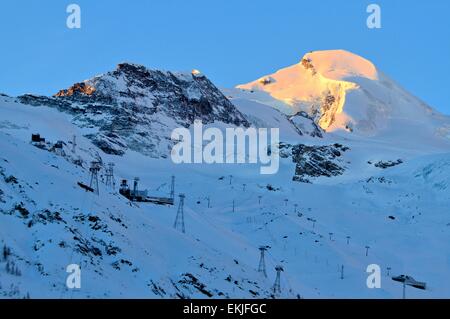 Allalinhorn Blick auf die Berge von Saas Fee in der Morgendämmerung, Schweiz Stockfoto