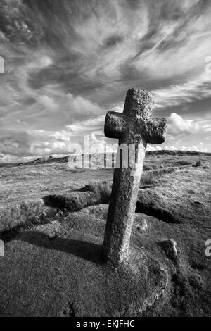 Monochromes Bild von windigen Post oder Beckamoor Kreuz Dartmoor National Park Devon Uk Stockfoto