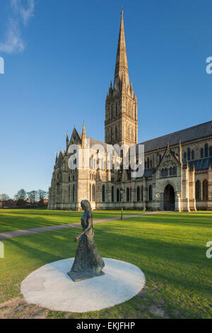 Frühling am Nachmittag an die Kathedrale von Salisbury, Wiltshire, England. Stockfoto