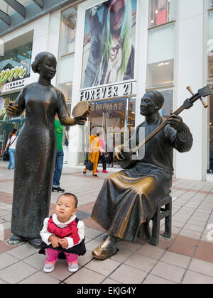 Bronzestatuen von traditionellen Musikern in Fron der westlichen Geschäften Futter Wafujing Street, Beijing, China Stockfoto