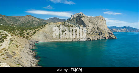 Blick auf Bucht und Koba-Kaja Pirates Berg in der Nähe von Novij Svet Resort. Stockfoto