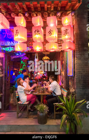 Junge Menschen genießen Sie Getränke in alten ummauerten Stadt Pingyao, Shanxi Provinz, China. Stockfoto