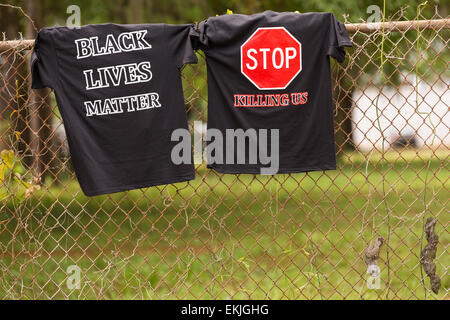 Charleston, South Carolina, USA. 10. April 2015. -T-Shirts Schwarz lebt Angelegenheit hing auf dem Zaun in der Nähe der Stelle wo die unbewaffneten schwarzen Autofahrer Walter Scott von der Polizei nach einer Verkehrskontrolle 10. April 2015 in Charleston, South Carolina niedergeschossen wurde. Scott war mehrere Male in den Rücken geschossen und starb auf der Bühne nach Flucht vor Polizei. Stockfoto