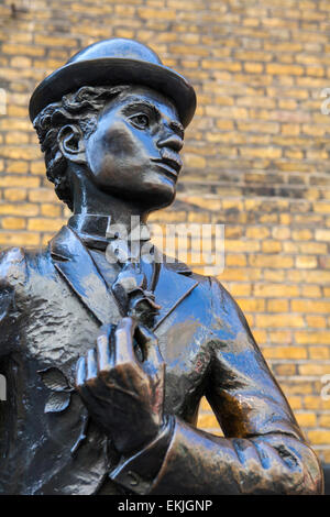 Eine Bronzestatue des berühmten Filmstar Charlie Chaplin, befindet sich in Leicester (in der Nähe von Leicester Square) in London statt. Stockfoto