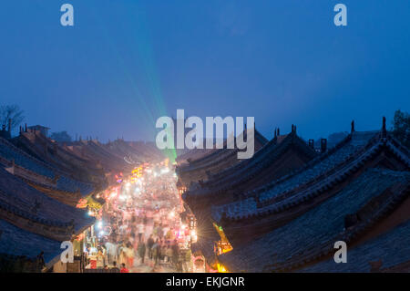 Dämmerung findet Straße voller Kunden und Touristen im alten ummauerten Stadt Pingyao, Shanxi Provinz, China. Stockfoto