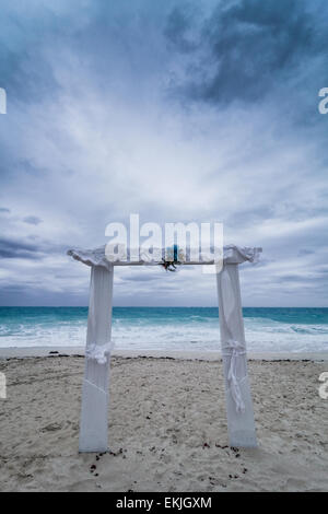 Hochzeit-Bogen am Strand und schlechtem Wetter Stockfoto