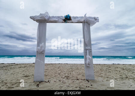 Hochzeit-Bogen am Strand und schlechtem Wetter Stockfoto