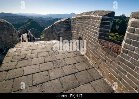 Die große Mauer schlängelt sich die Berggipfel in der Jinshanling-Abschnitt, Heibei Provinz OutisdeBeijing, China. Stockfoto