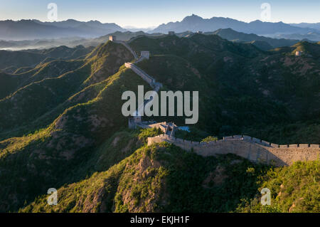 Die große Mauer schlängelt sich die Berggipfel in der Jinshanling-Abschnitt, Heibei Provinz OutisdeBeijing, China. Stockfoto