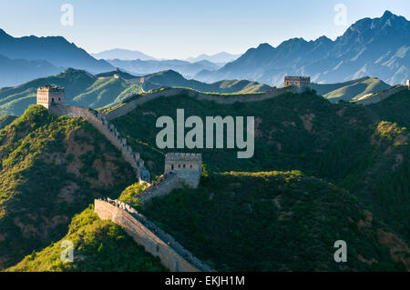 Die große Mauer schlängelt sich die Berggipfel in der Jinshanling-Abschnitt, Heibei Provinz OutisdeBeijing, China. Stockfoto