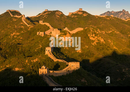 Die große Mauer schlängelt sich die Berggipfel in der Jinshanling-Abschnitt, Heibei Provinz OutisdeBeijing, China. Stockfoto